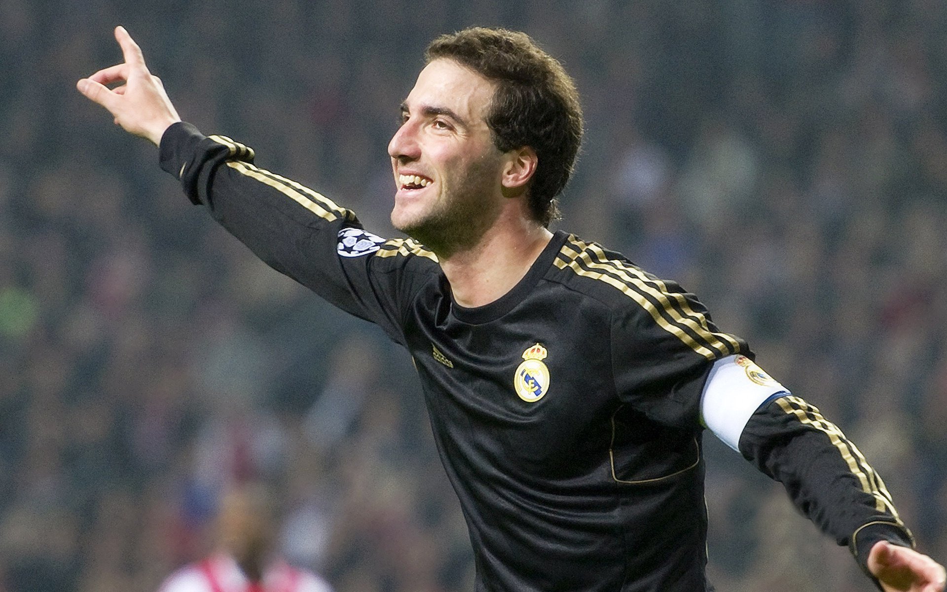 爱游戏登录-现场气氛火爆！球迷欢呼不断，场内外热情爆棚！，球赛现场的气氛